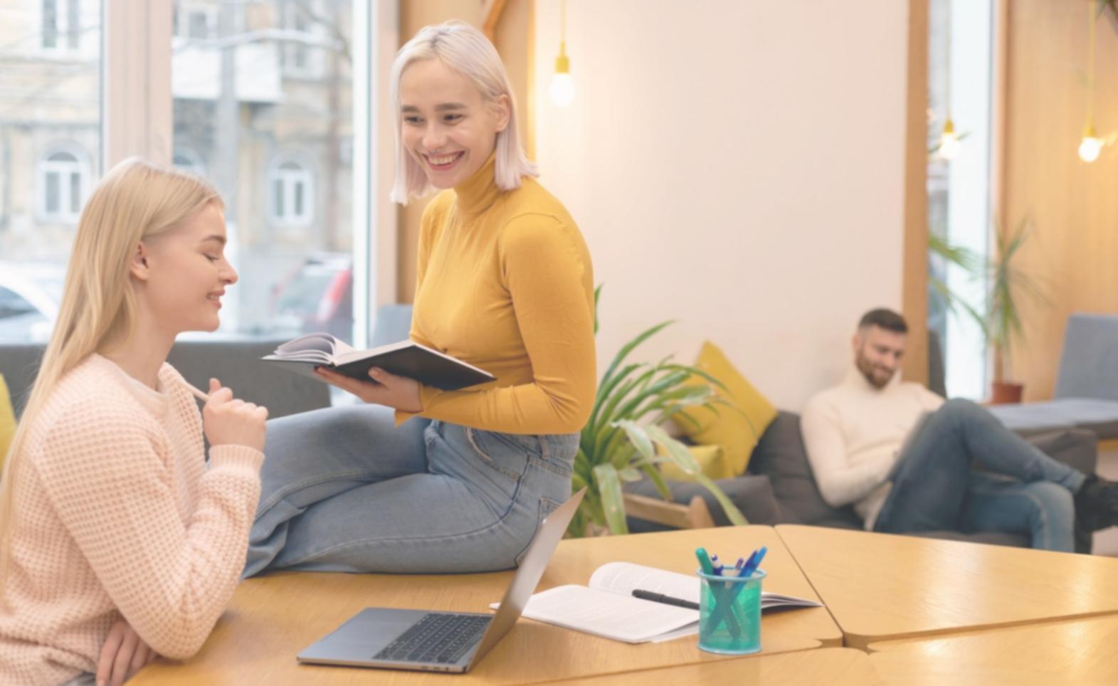 Moderne Finanzplanung mit digitalen Tools und strukturiertem Kalender-System