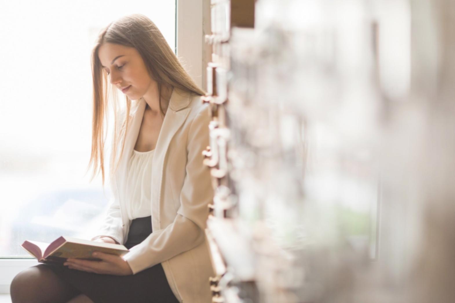 Beispielhafte Lernmaterialien und Budgetvorlagen auf einem Schreibtisch